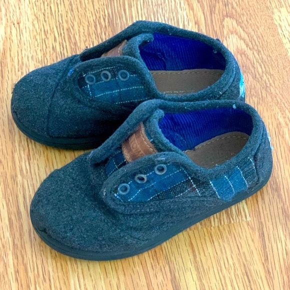 TOMS toddler shoes - size 8 - Picture 1 of 4
